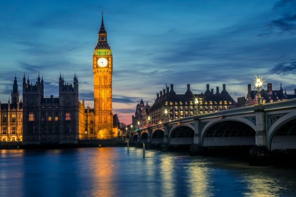 Mini Séjour en autocar Vue du Big Ben et du Parlement au crépuscule, reflet dans la rivière.
